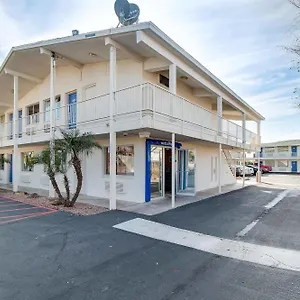 https://motel-6-phoenix-east.hotelsofphoenix.com